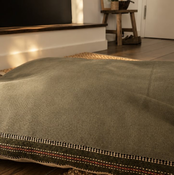 Ruhiges Kissen auf einem Teppich im warmen Licht